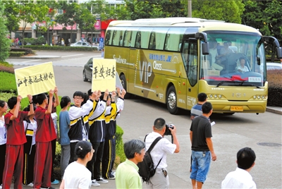 韓亞空難飛行員回國受調查 江山市邀律師指導索賠圖為14日，江山中學師生和家長在校門口迎接載著31名該校師生的大巴。（圖片來源 新華社）