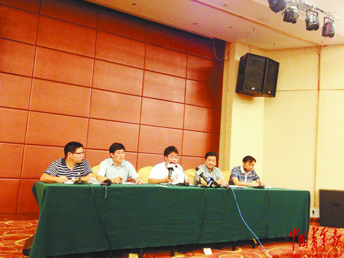 韓亞214航班的最后10分鐘圖為7月14日19時，游學團回家后，江山市官方召開媒體見面會。（ 高四維攝）