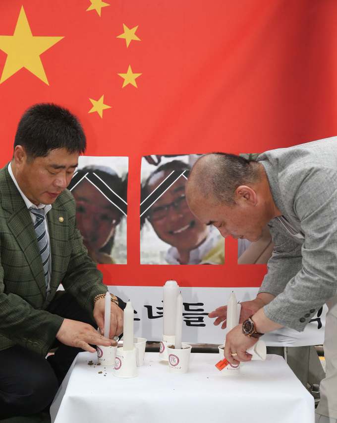 韓團(tuán)體為韓亞客機(jī)失事罹難者舉行追悼?jī)x式（圖片來(lái)源 韓聯(lián)社）