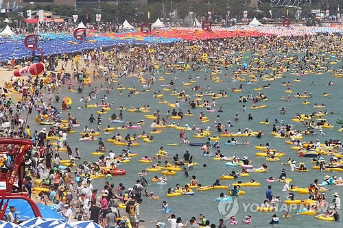 韓國夏季避暑客暴增 預計交通堵塞問題嚴重 圖為韓國釜山海云臺海水浴場避暑客蜂擁而至的場面。圖片來源：韓聯(lián)社