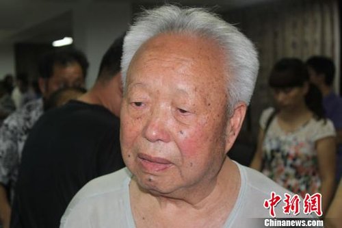 韓亞航空到浙江江山談賠償 學(xué)生家長稱其無誠意圖為蘭一一（化名）的外公，他表示，韓亞的回答過于空泛，并沒有提出實質(zhì)性的內(nèi)容，讓人失望。（圖片來源 邵思翊）