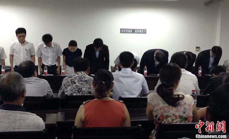 韓亞航空公司代表向江山中學(xué)學(xué)生家長鞠躬道歉（中新社發(fā) 邵燕飛 攝）