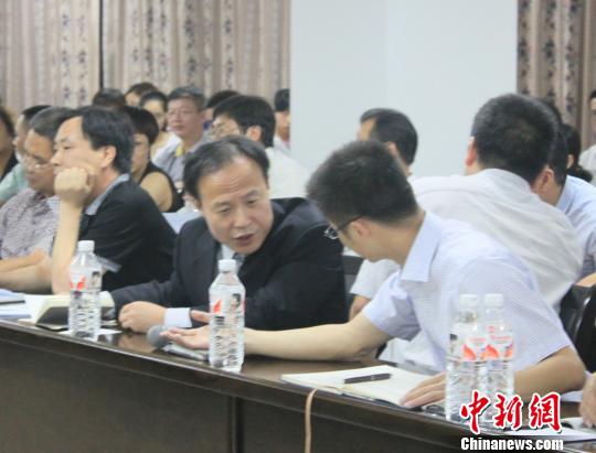 韓亞代表面對失事原因賠償等多問題一問三不知圖為律師顧問團正進行緊張討論。（ 邵思翊 攝）