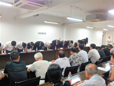 磋商兩小時(shí) 韓亞航空承諾“無差別”賠償圖為7月17日晚，韓亞航空代表來到浙江省江山市江山中學(xué)，與學(xué)生家長見面，向他們鞠躬致歉。（圖片來源 新華社 馮源/攝）