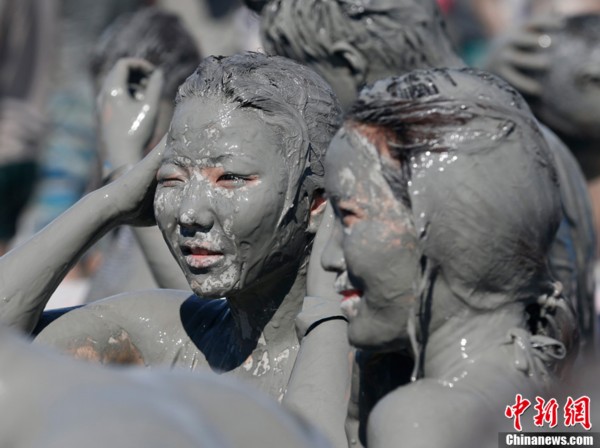 韓國(guó)保寧泥漿節(jié)激情開(kāi)幕 眾人共享泥浴