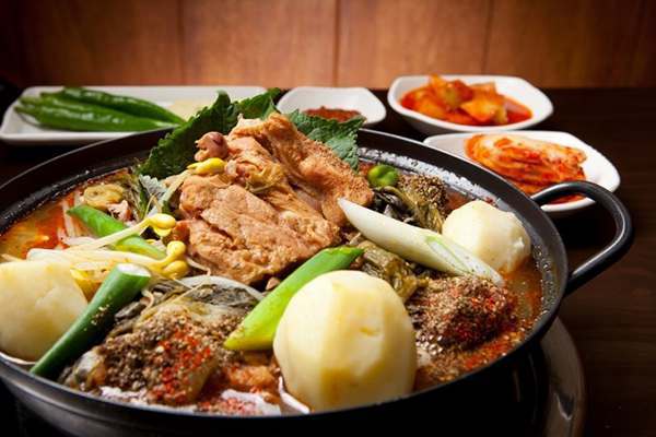 品韓國美食“土豆湯” 游“熊津游樂城”圖為韓國代表平民美食土豆湯。