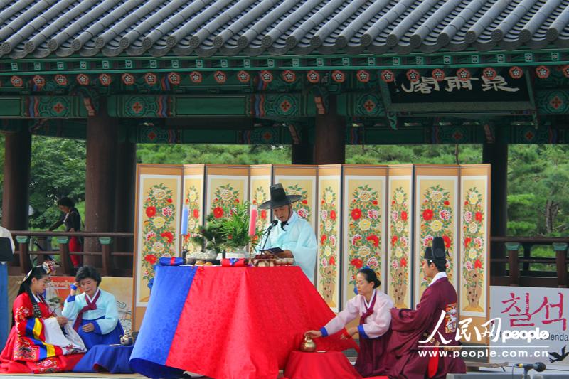 韓國(guó)的七夕婚禮圖為婚禮儀式現(xiàn)場(chǎng)
