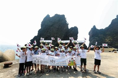 韓國在野黨領(lǐng)袖登獨(dú)島 譴責(zé)日本美化侵略歷史12日，韓國一隊兒童登上獨(dú)島宣示主權(quán)。