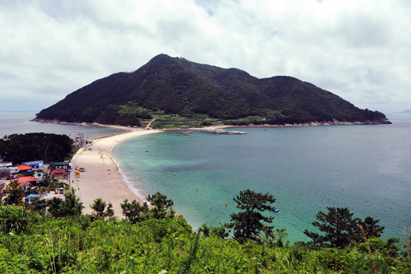 走，去美麗的韓國南海休假漂浮在閑麗海上的極具異國情調(diào)的“比珍島”，以及該島上的“比珍島珊瑚光海邊”。
