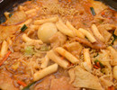 韓味style美食——炒年糕炒年糕是將長條型年糕、魚糕和各種蔬菜，用辣醬調(diào)味炒成的美食。炒年糕是韓國的傳統(tǒng)美食，在古時(shí)候是只有君王才能吃到的佳肴。如果加上特制的面條、煮熟的雞蛋、方便面等材料，味道更加可口。