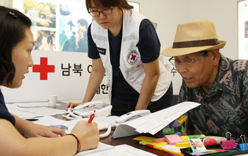 朝韓離散家屬團聚活動   韓方紅會組織離散家族報名圖為，通過抽簽被選中為韓方500名“重逢對象”之一的金光先生（音）來到韓國紅十字會辦公室填報具體信息。 圖片來源：韓國《朝鮮日報》