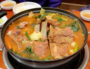 韓味style美食——土豆排骨湯土豆排骨湯是一種用排骨及土豆、蔬菜、芝麻粉等材料燉制而成的湯類美食，味道稍辣。土豆排骨湯擁有著悠久歷史，據(jù)記載，大約一千年前（三國時(shí)期）就有人吃土豆排骨湯了。