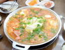 韓味style美食——部隊(duì)火鍋部隊(duì)火鍋是把泡菜、蘑菇、辣椒醬、各種蔬菜和香腸放入事先煮好的肉湯中熬制而成的佳肴。根據(jù)個(gè)人口味，部隊(duì)湯中還可以加些粉條和方便面。