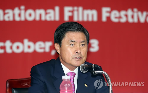 釜山市長(zhǎng)：釜山電影節(jié)已是韓國(guó)代表性文化品牌圖為釜山國(guó)際電影節(jié)組委會(huì)委員長(zhǎng)、釜山市市長(zhǎng)許南植3日在釜山市政府辦公樓舉行的第18屆釜山國(guó)際電影節(jié)記者會(huì)上介紹了釜山電影節(jié)的發(fā)展歷程以及目前的發(fā)展情況。圖片來(lái)自韓聯(lián)社