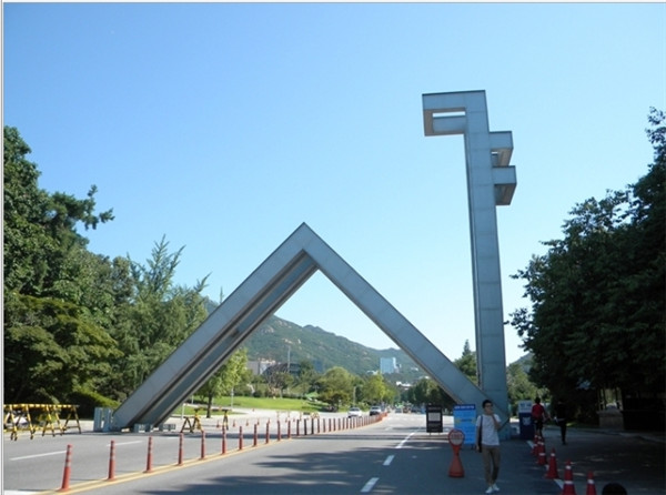 首爾大學畢業(yè)生任500強CEO數(shù)全球第10圖為首爾大學正門