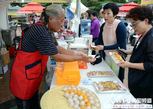 正在銷售土豆年糕等江原道特色農(nóng)產(chǎn)品。