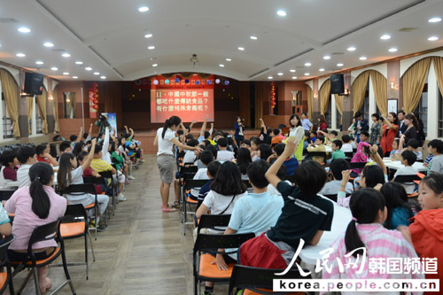 華僑小朋友們積極搶答中秋節(jié)知識(shí)問(wèn)題 攝影：張悅