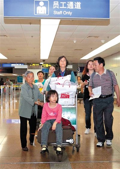 海航包機(jī)今天繼續(xù)出動 補(bǔ)償方案二選一圖片為滯留旅客抵達(dá)首都機(jī)場。