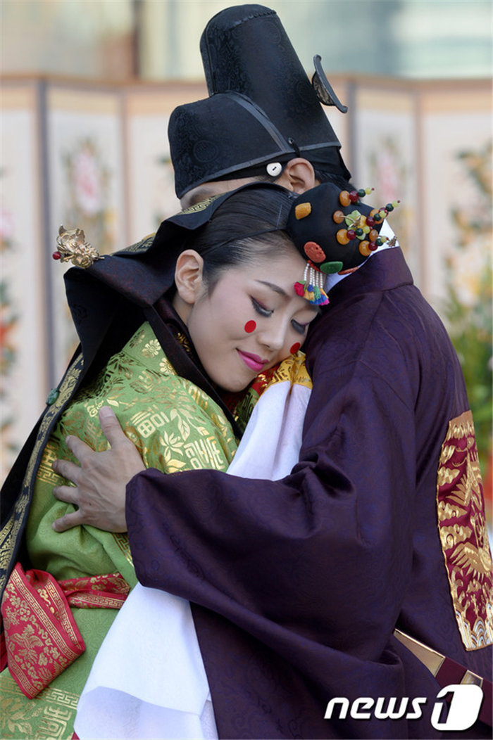 韓國(guó)舉辦“傳統(tǒng)婚禮再現(xiàn)”活動(dòng)圖片來(lái)源：韓國(guó)news1