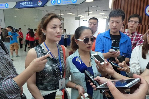 海娜號部分乘客不滿賠償方案 稱滯留期間無尊嚴(yán)圖為被扣韓國的“海娜號”郵輪18日上午抵達(dá)天津東疆國際郵輪母港。