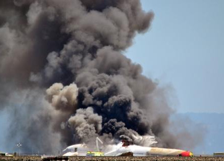     一架韓亞航空公司的波音777型客機(jī)當(dāng)?shù)貢r(shí)間7月6日11點(diǎn)半在美國(guó)舊金山國(guó)際機(jī)場(chǎng)著陸時(shí)失事，機(jī)尾折斷，引發(fā)大火。圖為飛機(jī)失事引發(fā)大火。（資料圖）