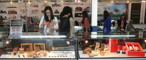 “2013首爾觀光紀(jì)念品展”拉開(kāi)帷幕圖為展會(huì)現(xiàn)場(chǎng)。韓聯(lián)社圖片