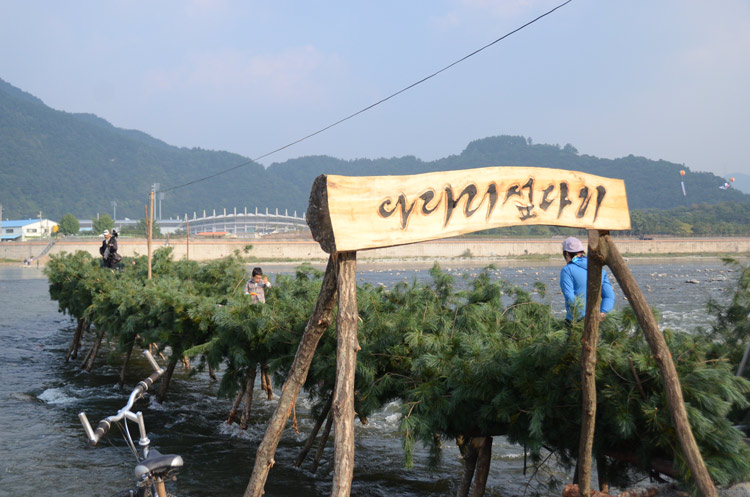 活動(dòng)現(xiàn)場(chǎng)旁邊的指示牌