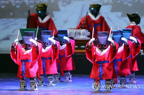 穿著韓服的機器人正在演奏韓國傳統(tǒng)祭祀音樂——宗廟祭禮樂。韓聯(lián)社圖片
