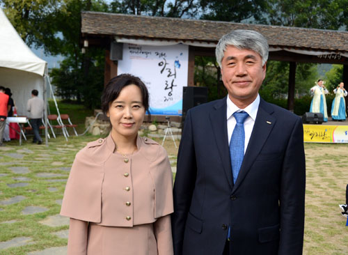 人民網(wǎng)記者與韓國江原道旌善郡守崔承準(zhǔn)合影。