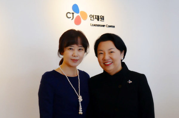 CJ企業(yè)社會價值部負(fù)責(zé)人閔喜卿（右）與人民網(wǎng)韓國新聞分社負(fù)責(zé)人周玉波（左）合影