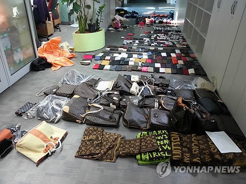 圖為被韓國警方查獲的假冒偽劣商品。圖片來源：韓聯(lián)社