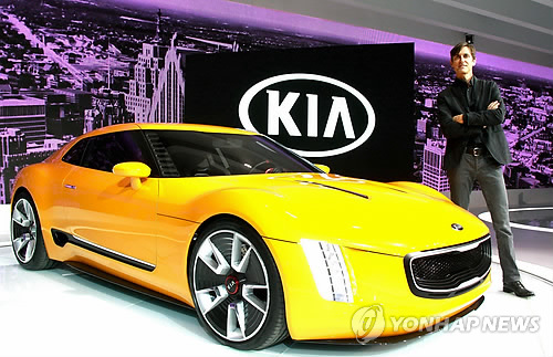 　　圖為美國(guó)起亞汽車(chē)設(shè)計(jì)中心設(shè)計(jì)總監(jiān)湯姆·克恩斯(Tom Kearns)介紹該款的設(shè)計(jì)。韓聯(lián)社圖片