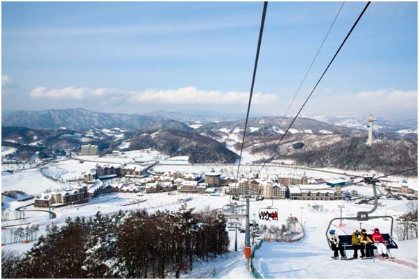 深冬里，被白雪覆蓋的阿爾卑斯度假村全景