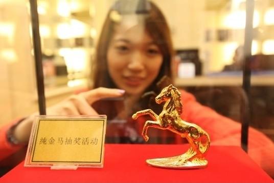 圖為樂天百貨專為中國(guó)游客準(zhǔn)備的金馬雕像。（韓國(guó)《亞洲經(jīng)濟(jì)》網(wǎng)絡(luò)截圖）