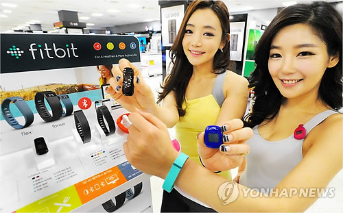 智能新產(chǎn)品-卡路里數(shù)碼管理器Fitbit（圖片來(lái)源：韓聯(lián)社）