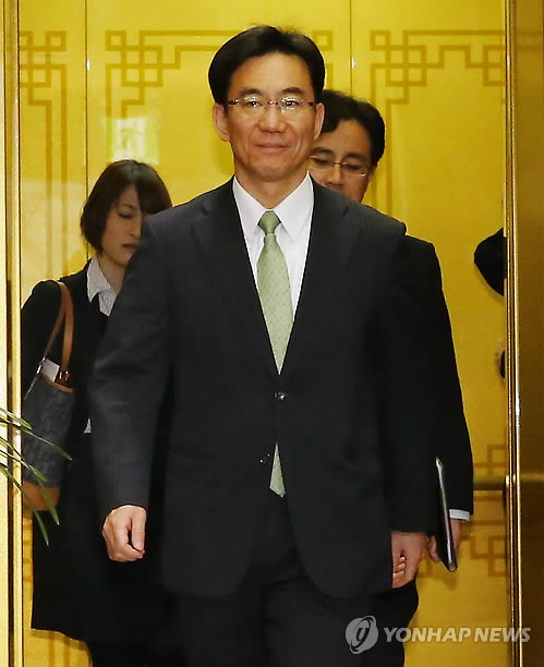 韓國(guó)外交部東北亞局局長(zhǎng)李相德23日召見(jiàn)日本駐韓國(guó)大使館公使道上尚史，強(qiáng)烈抗議日本政府派遣高級(jí)官員參加昨日在島根縣舉行的“竹島日”活動(dòng)。圖為道上尚史在會(huì)見(jiàn)李相德后離開(kāi)外交部。（圖片來(lái)源：韓聯(lián)社）