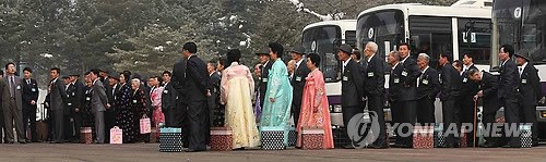 在金剛山舉行的韓朝離散家屬第2輪會面活動24日進入第2天。圖為離散家屬正在等待會面。