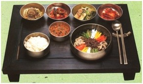 通過雌寶香拌飯的擺設(shè)可以感受到韓食的干凈衛(wèi)生。