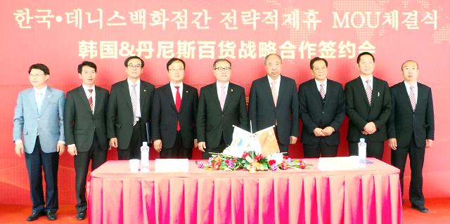 圖為雙方在簽約儀式上合影。（圖片來源：韓聯(lián)社）