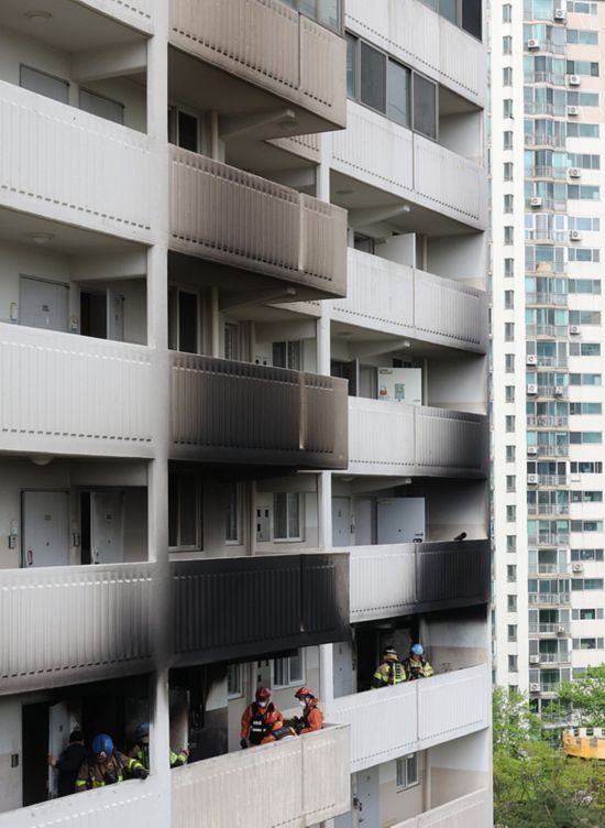 韓國首爾公寓樓火災已致1死11傷 警方搜捕嫌疑人