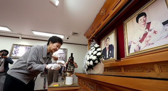 韓國大選臨近 樸槿惠前往其父樸正熙出生地悼念 韓媒：意在激勵(lì)保守派選民